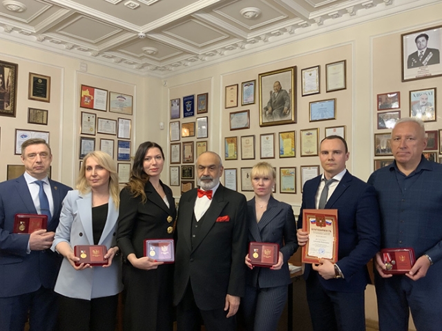 Г.Б. Мирзоев вручил адвокатам нагрудный знак «Почетный адвокат России» и Знак отличия ГРА «За вклад в развитие адвокатуры»